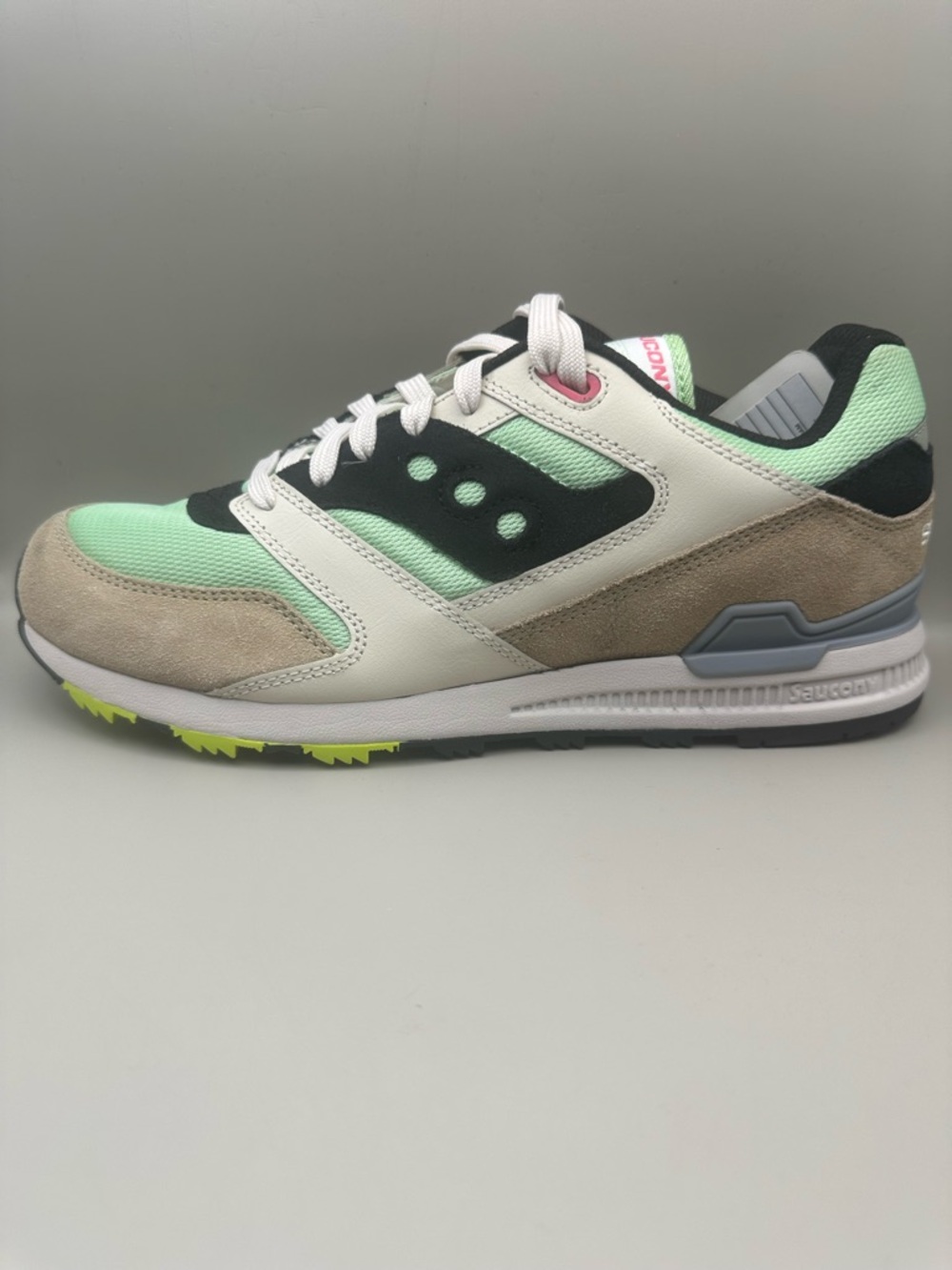 **NEW** Saucony “Courageous” Sz 9m Men's Mint Beige Black Retro Runner